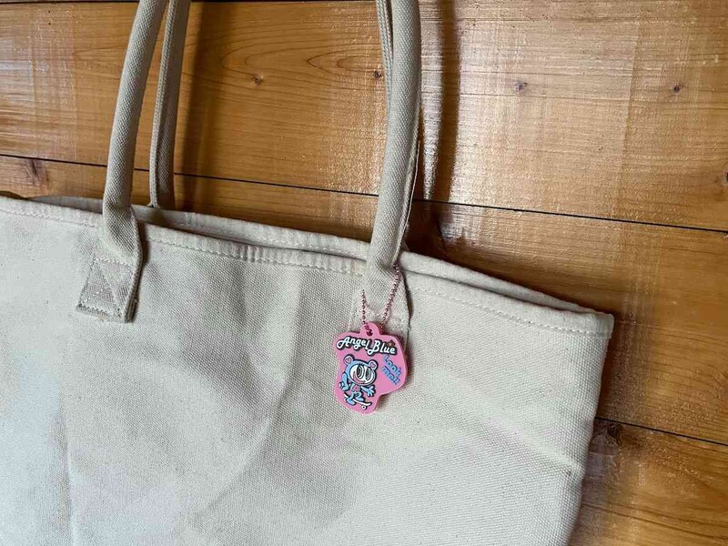 キャンドゥの「ANGEL BLUE ラバーキーチェーン（全2種）」はバッグの持ち手に付けられる