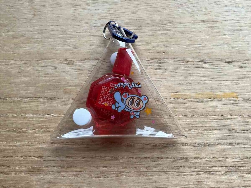 キャンドゥの「ANGEL BLUE カラビナ付き三角クリアケース（全2種）」を小物入れに