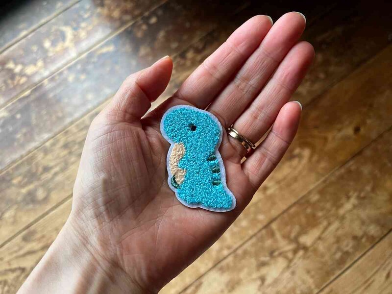 キャンドゥの「恐竜パイルワッペン チームティラノ」は手のひらに乗るサイズ