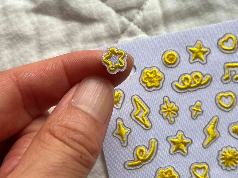 キャンドゥの「刺繍ワッペンシール デコ カラーB」の小さいサイズ感