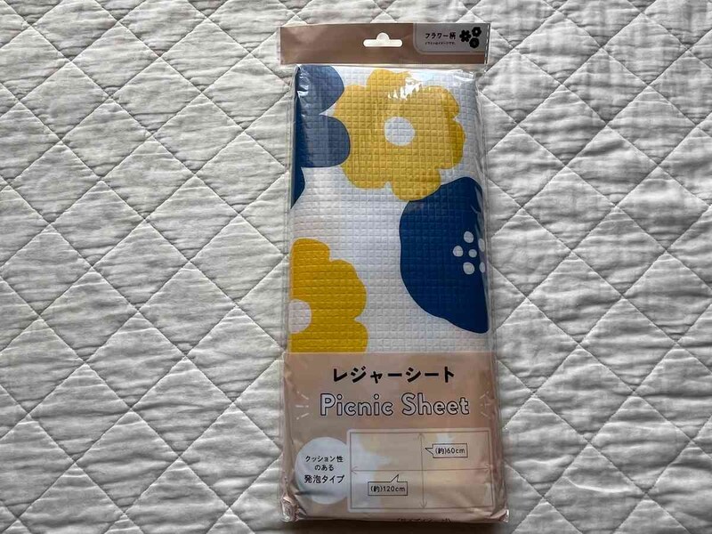 キャンドゥの「発泡レジャーシート フラワー」