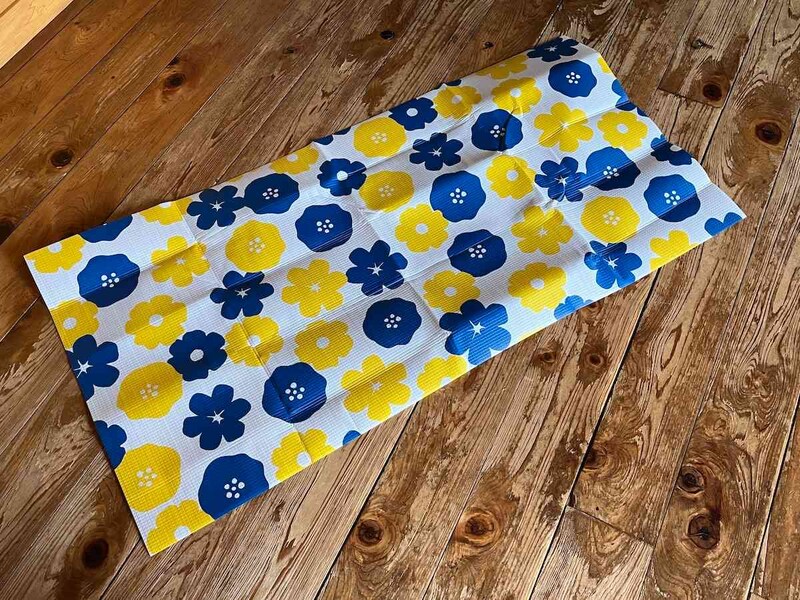 キャンドゥの「発泡レジャーシート フラワー」は花がたくさん描かれている