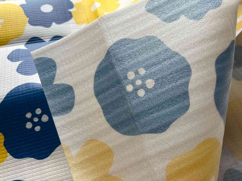 キャンドゥの「発泡レジャーシート フラワー」は少しクッション性あり