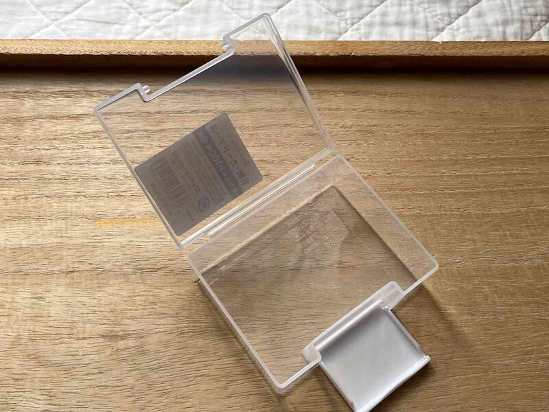 キャンドゥの「名刺・カードケース」は名刺を約100枚収納できる