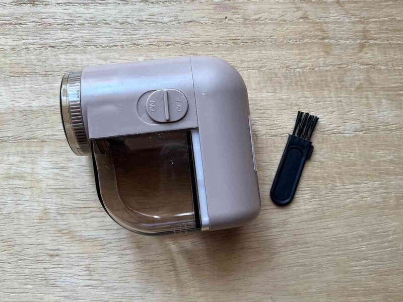 キャンドゥの「毛玉取り器」はブラシ付き