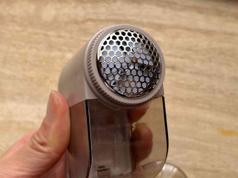 「毛玉とり器」の刃はカバーで守られている