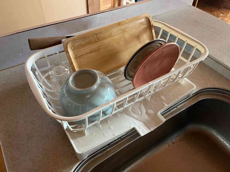 キャンドゥの「水切りバスケット シンク用」は平たいお皿も立てられる