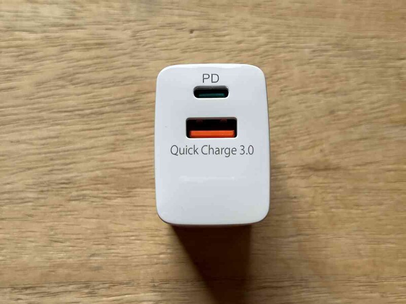 キャンドゥの「超速充電器 2ポート 20W」はWポート