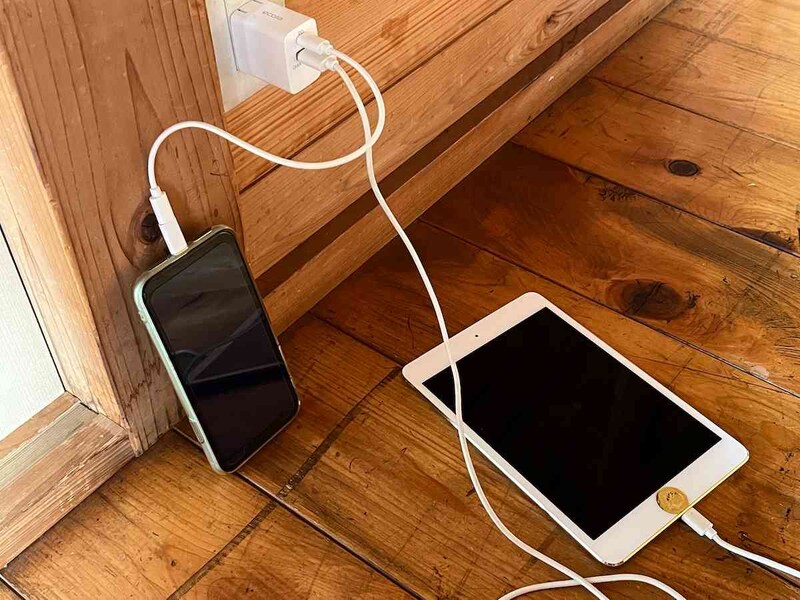 キャンドゥの「超速充電器 2ポート 20W」で問題なく充電ができる