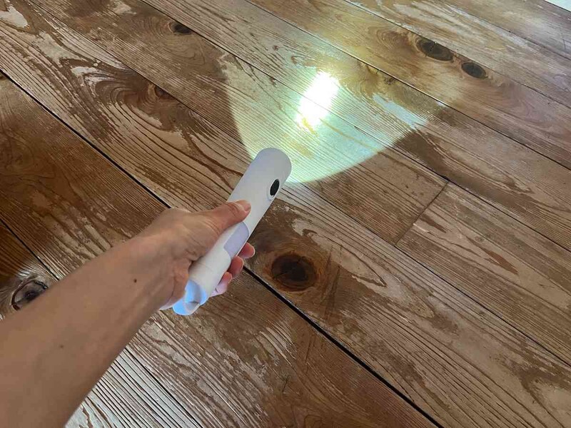 キャンドゥの「2WAY LED懐中電灯」を懐中電灯として点灯させた