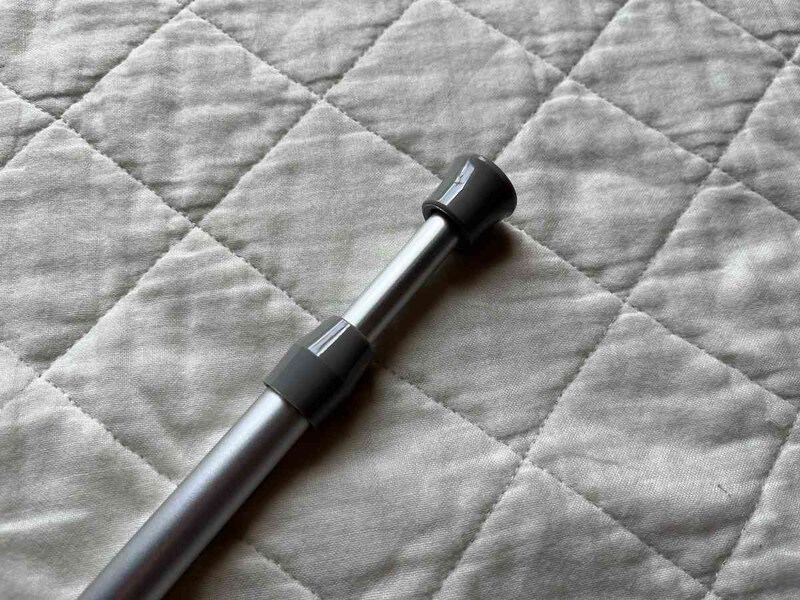 キャンドゥの「アルミ製つっぱりポール」はシルバーカラー