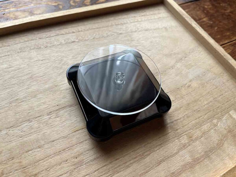 キャンドゥの「ソーラー式 回転台 黒色」はスイッチなしで、自動で回転する