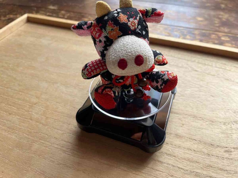 キャンドゥの「ソーラー式 回転台 黒色」にぬいぐるみなどを乗せる