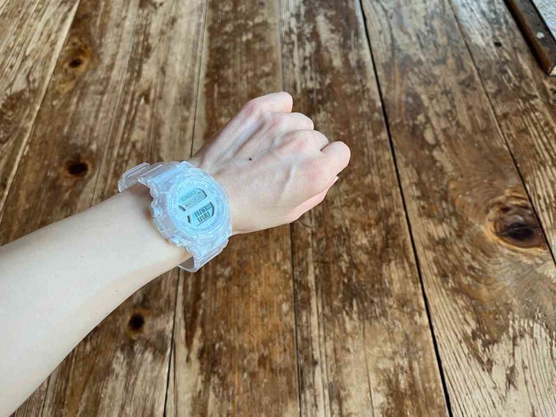 キャンドゥの腕時計「デジタルウォッチ クリアホワイト」のサイズ感