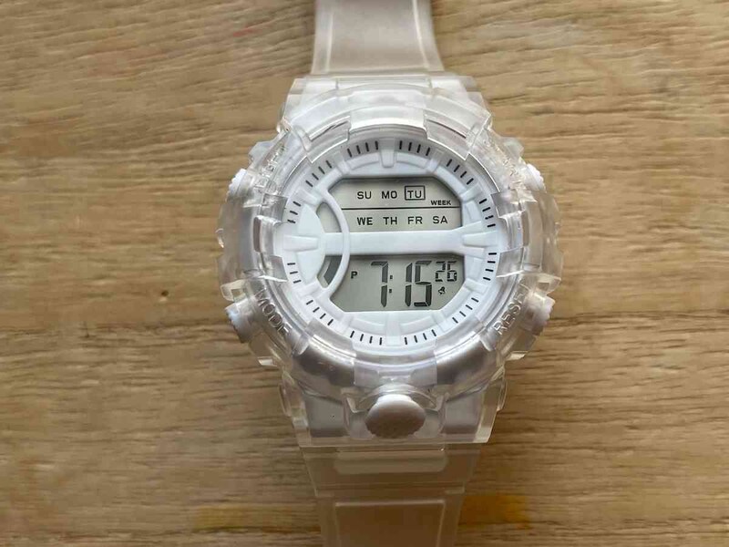 キャンドゥの腕時計「デジタルウォッチ クリアホワイト」の現在時刻表示