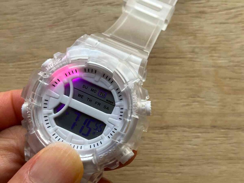 キャンドゥの腕時計「デジタルウォッチ クリアホワイト」のバックライト機能