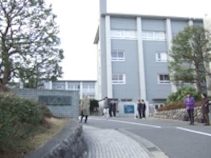 神奈川県鎌倉市にある栄光学園中学校。緑豊かな敷地内で中高一貫校教育を行っている