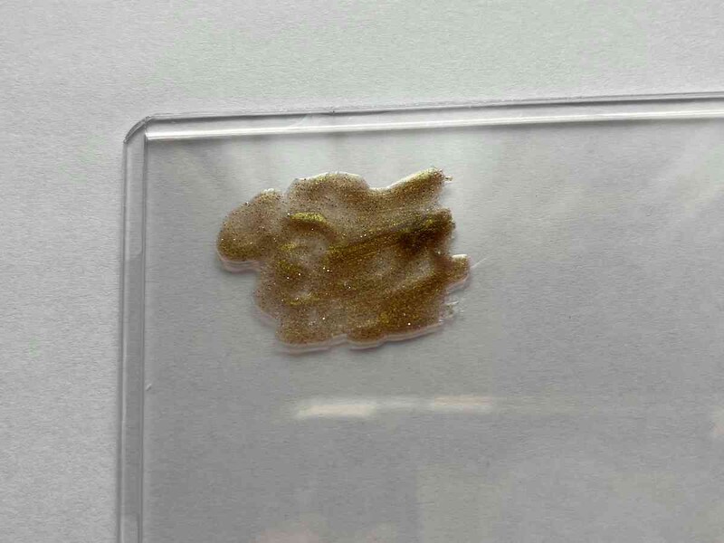 キャンドゥの「フラッシュマグジェル メープルアンバー」には細かいラメのようなものが入っている