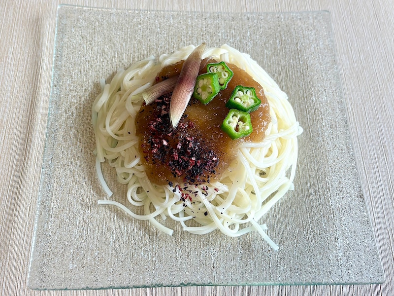 筆者はオクラとミョウガをトッピングしてみました!