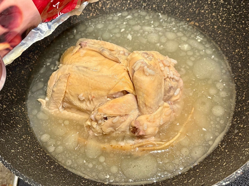 袋からだしてみました。大きな鶏肉がごろっと入っています