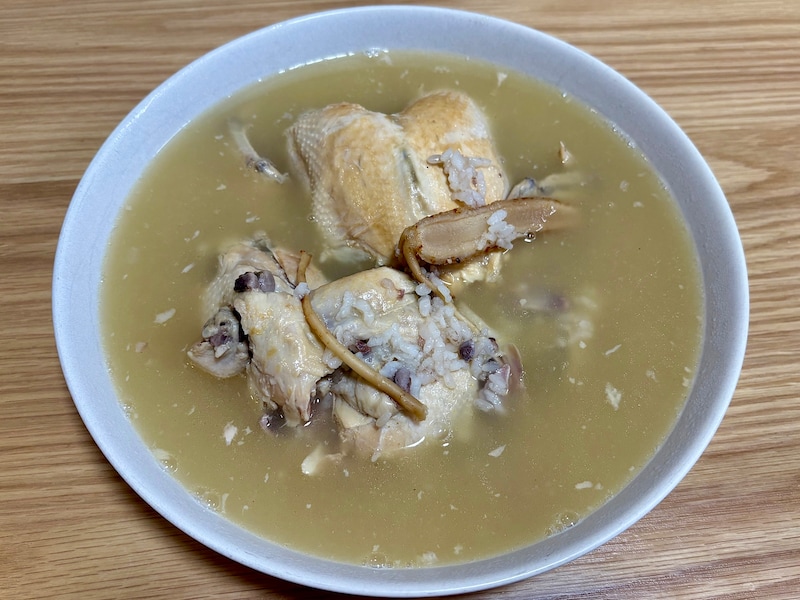 鍋で煮込んで、お皿にうつしました。鶏肉のスープがいい香り!