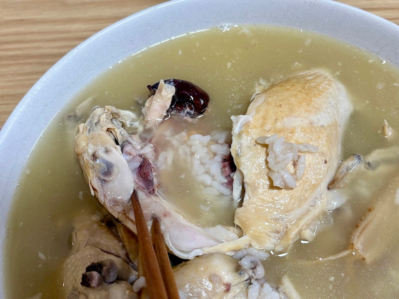 鶏の中にはたっぷりのごはんが!  食べきれなければ翌日に、ごはんを加えて雑炊にしてもおいしく楽しめます