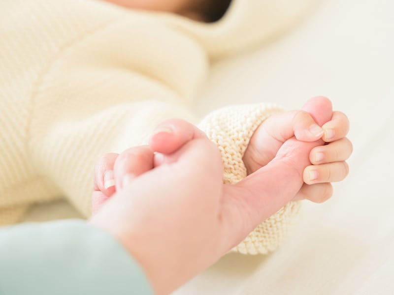 誰でも元気で産後を過ごせるわけじゃない（画像：PIXTA）