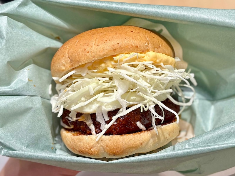 今年の月見はタマゴ尽くし! 目玉焼き風オムレツとタマゴ感あふれるタルタルがたっぷりと入っています