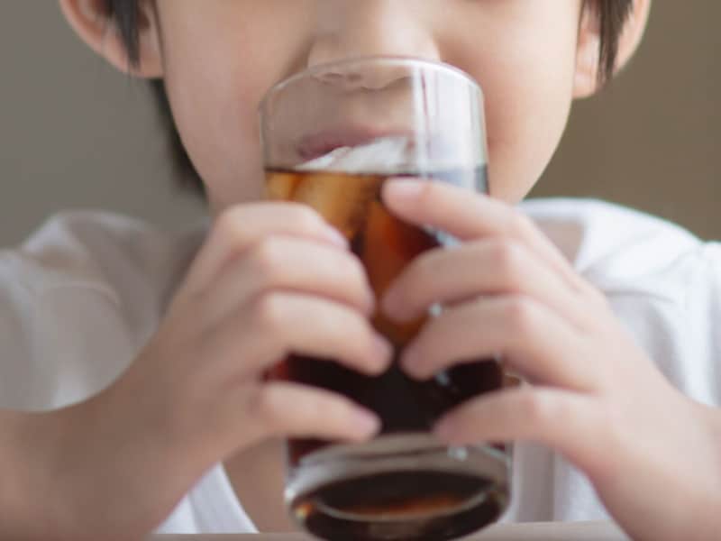 コーラを飲む子ども