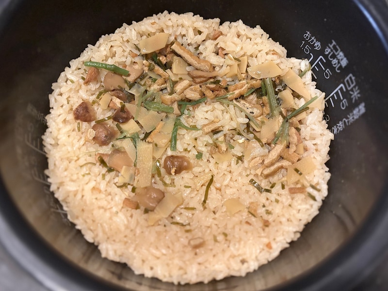 松茸、たけのこや鶏肉などの具材がたっぷりと入っています