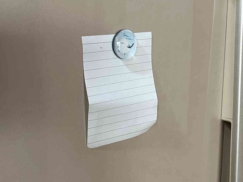 キャンドゥの「マグネット　ふんわりシマエナガ」はメモの貼り付けに役立つサイズ