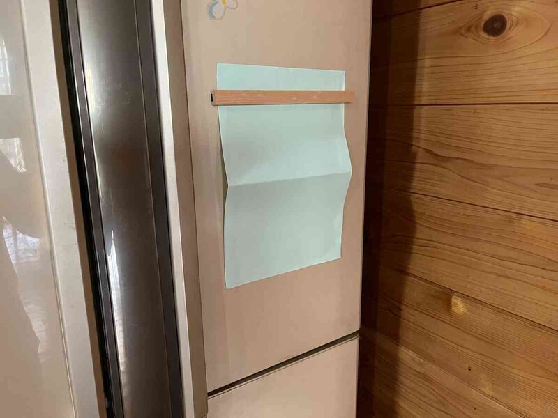 キャンドゥの「木製マグネットバー」はお子さんの学校からの手紙などを貼り付けられるサイズ