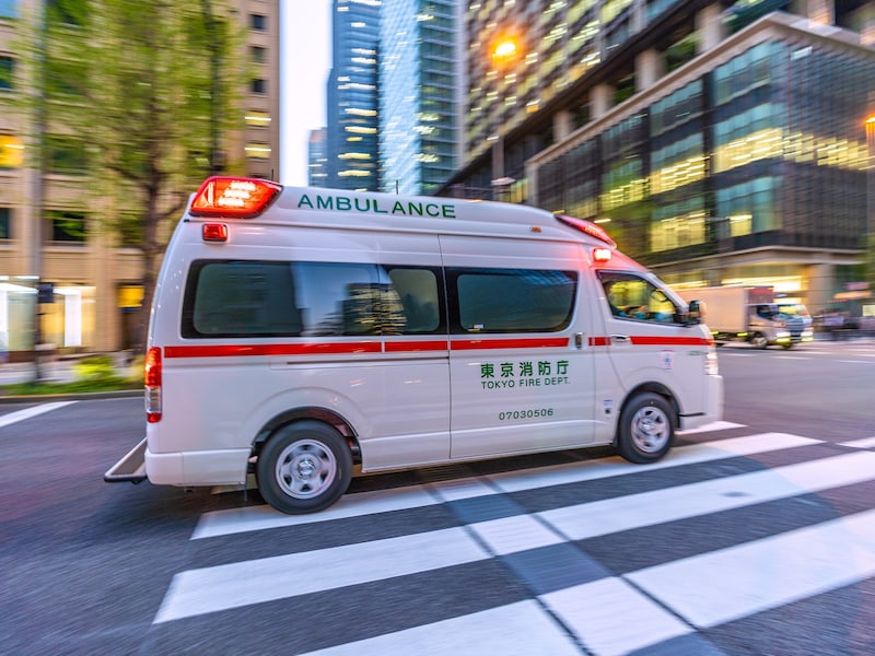 路上で具合が悪くなり「救急車を呼んで」と夫に頼んだのだが……（画像：PIXTA）
