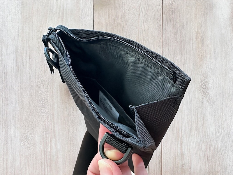ポーチとしても使える　撥水ミニサコッシュ、マチで開いているところ