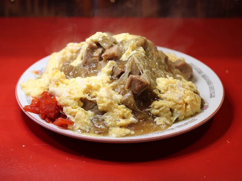 熱海飯店の名物メニュー、SNSで話題の「肉チャーハン」