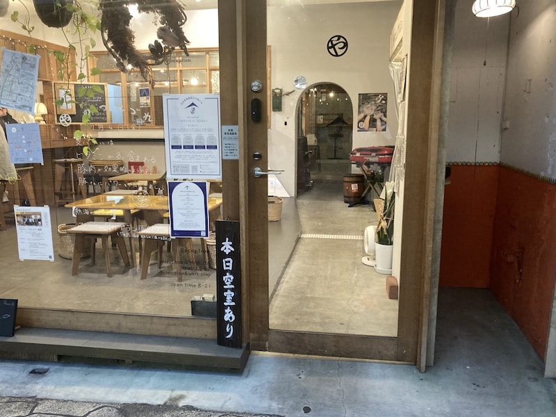 「本日空室あり」の札を掲げる熱海市内のゲストハウス