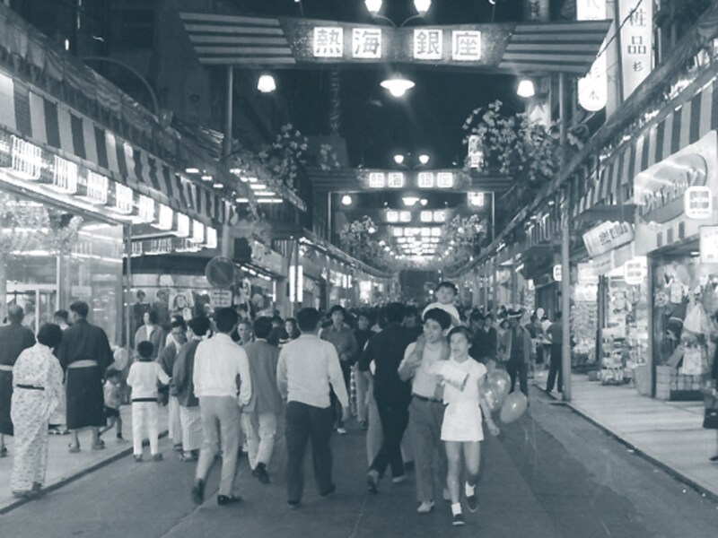 熱海観光全盛のころ。今と異なる熱海銀座の夜のにぎわいに驚かされる（画像：熱海市提供）