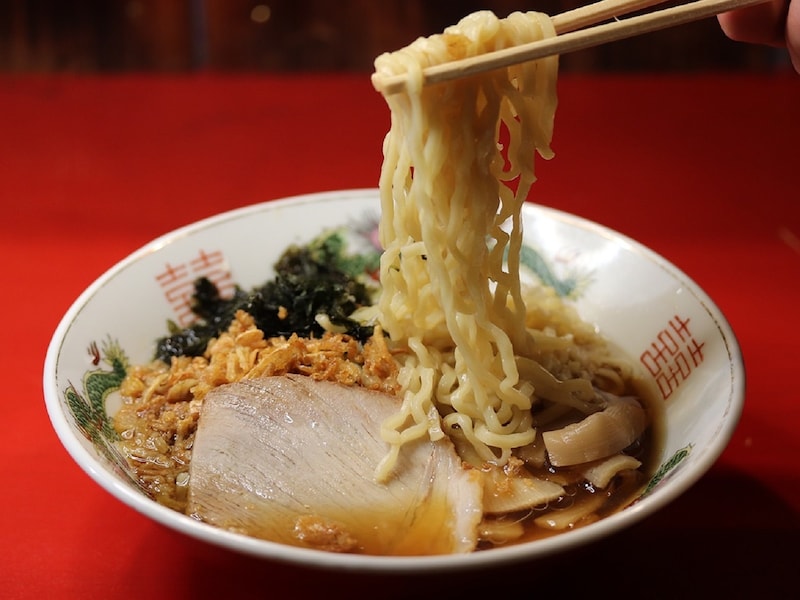 深夜来店する人の多くが注文する熱海飯店の「熱海復興夜鳴きらーめん」