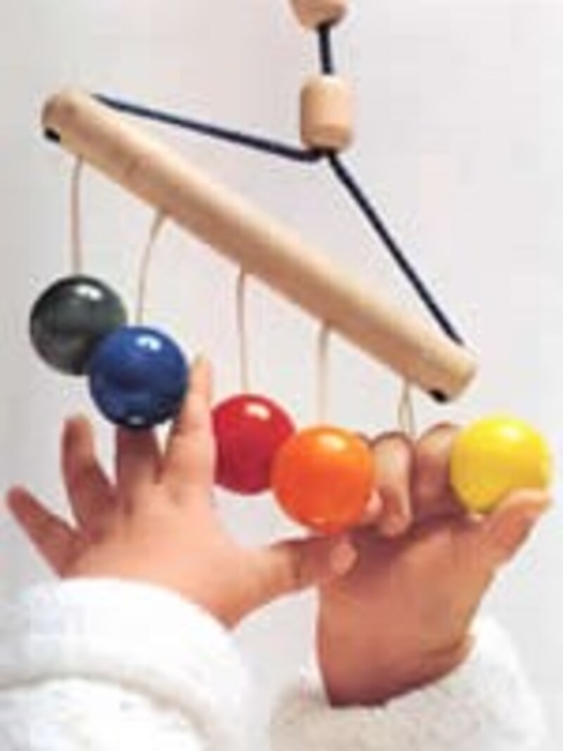 吊り下げ式の木のおしゃぶり