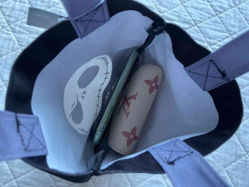 キャンドゥの「ディズニー／ミニトート ジャック ナイトメアー・ビフォア・クリスマス」にはお財布やスマホが入る