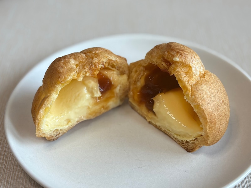 まるでプリンの味わいのシュークリーム！ とろっとプリン風味がたまりません