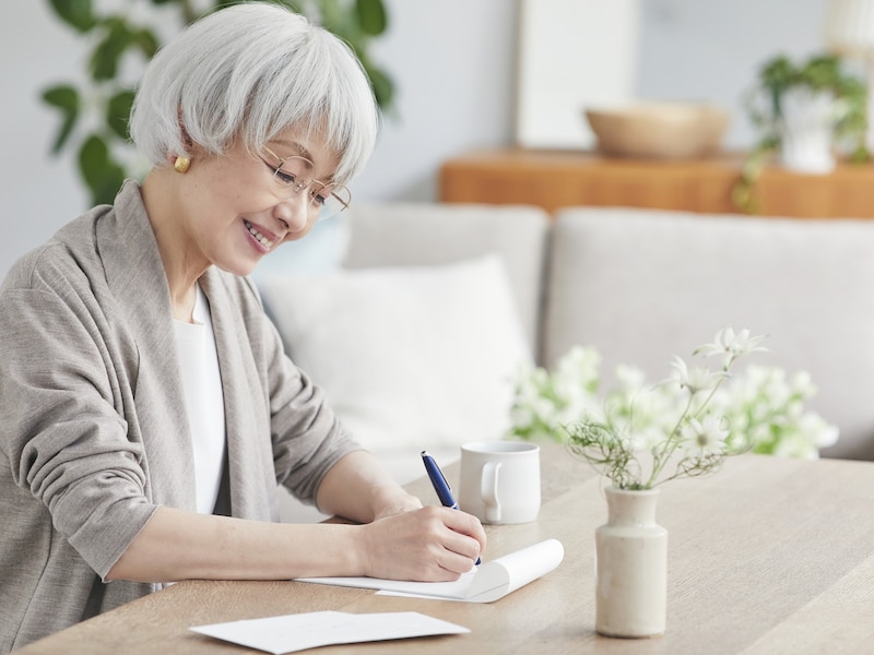 65歳からのお金の不安を減らす「固定支出」見直しチェックリスト ※画像：amanaimages