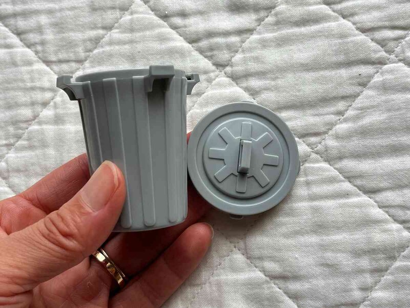 キャンドゥの「日本の町並み ミニチュア ポリゴミ箱」はふたが取れる