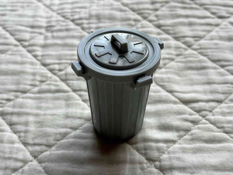 キャンドゥの「日本の町並み ミニチュア ポリゴミ箱」は実物の約12分の1の大きさ