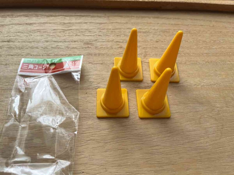 キャンドゥの「ミニチュア カラーコーン4P」