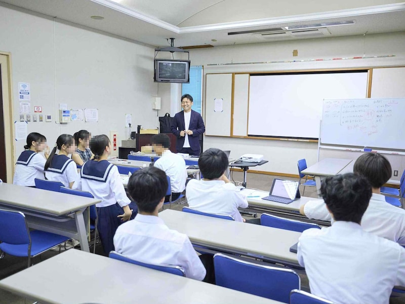 公営塾で高校生たちに教育支援をする新井さん