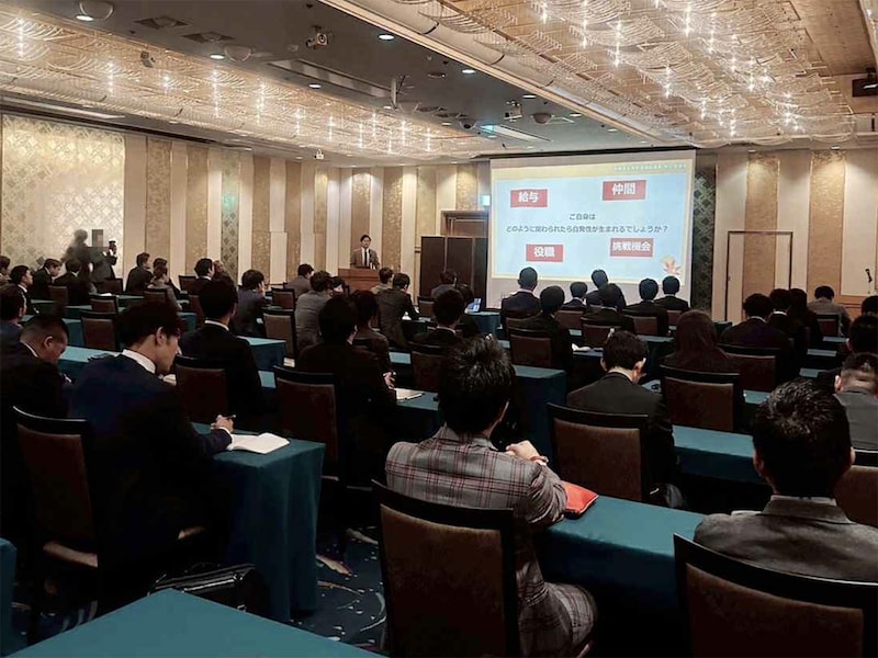 群馬商工会で経営者らに向けて講演をする新井さん