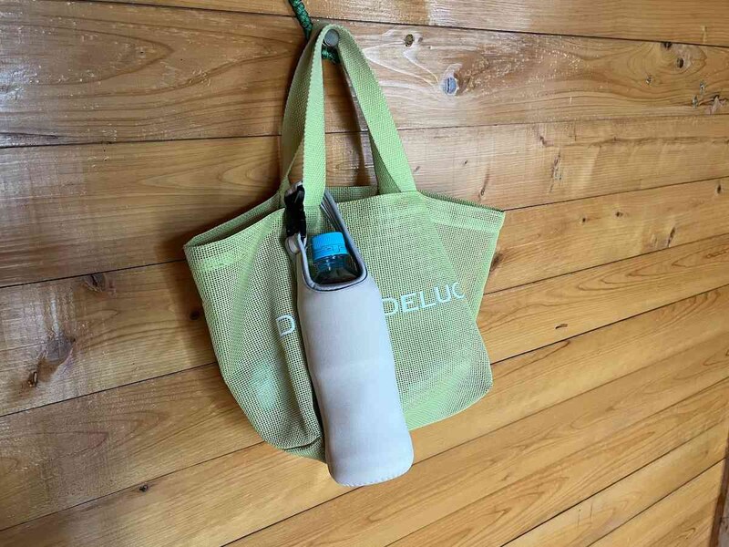 キャンドゥの「ペットボトルカバー バックル付 カラー」はバッグの持ち手に付けられる