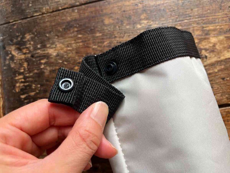 スナップボタン付きのひもがある