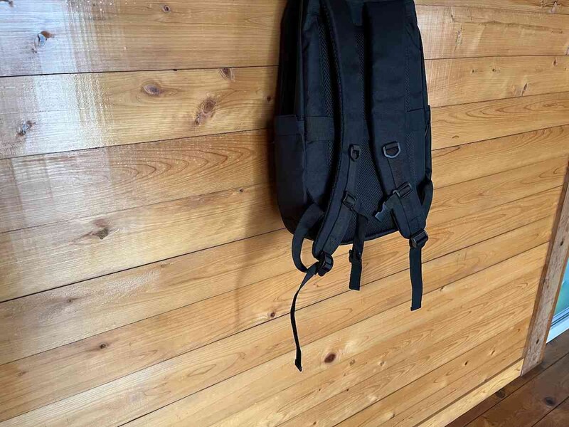 リュックのヒモが伸びている状態